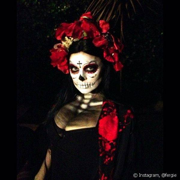 A cantora Fergie já usou a fantasia de caveira mexicana em um Halloween